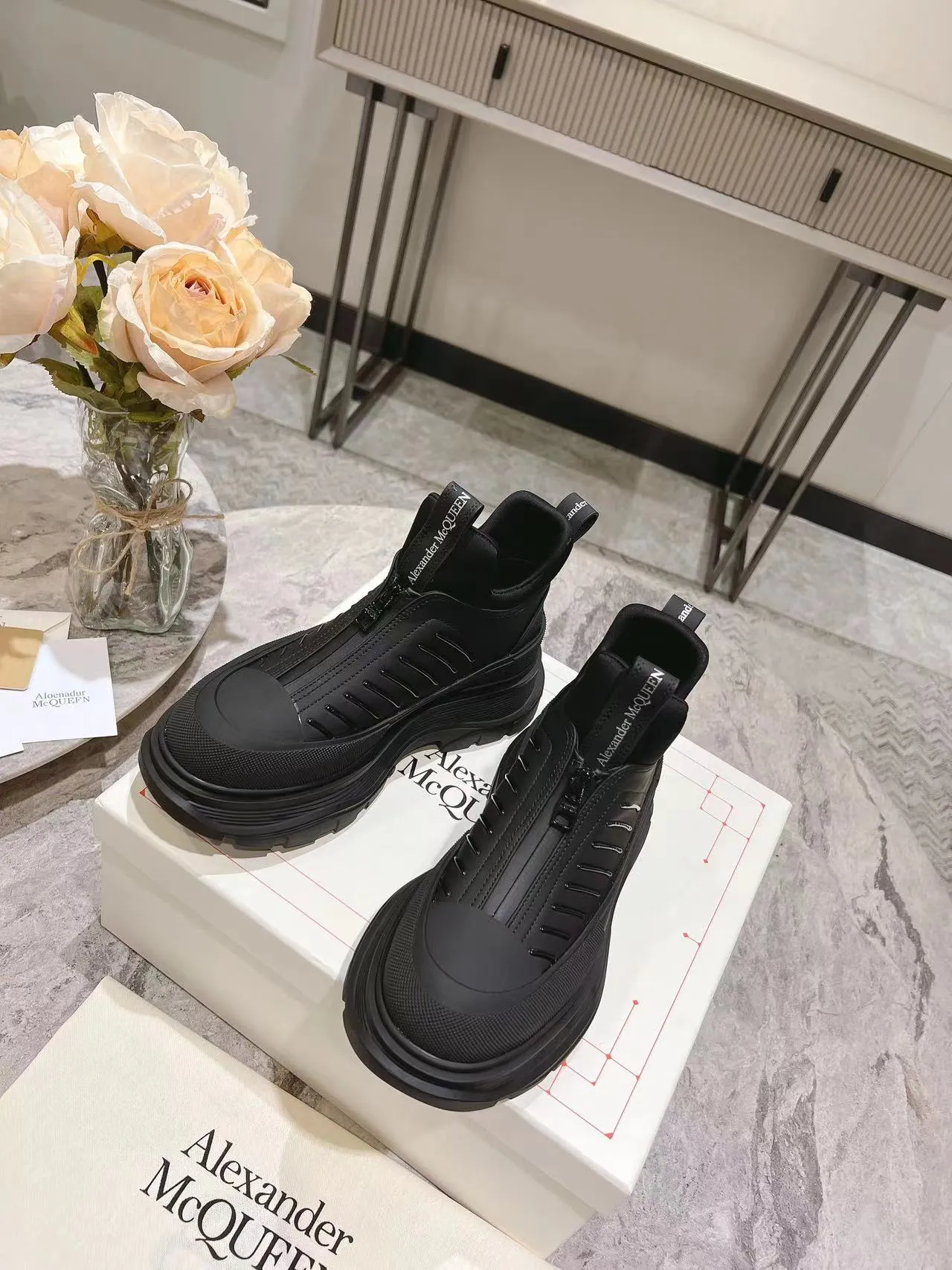 👟👟Ex-factory price 600👟👟 Men's size +10 2023 McQueen classic hot style, top version! ALEXANDERAIexanderMcQUEEN✅ has been certified. The latest 2023 counters will be launched at the same time, international T stage catwalk models. 💯Purchased from top ZP, the original version is 1:1 customized, perfectly reproduced, embellished with waterproof zippers on off-road inspired clothing, with imported anti-wear super soft sock cuffs, 3D glue bright strips, excellent comfort, outsole: original TPU double-layer combination outsole. Fabric: Imported silk cow leather Lining: Imported super soft Lycra/space cloth Foot pads: Imported silk sheepskin Size: 35-40 for women, 39-45 for men. Color: all black, black and white, all white, (add 10 for men’s model)